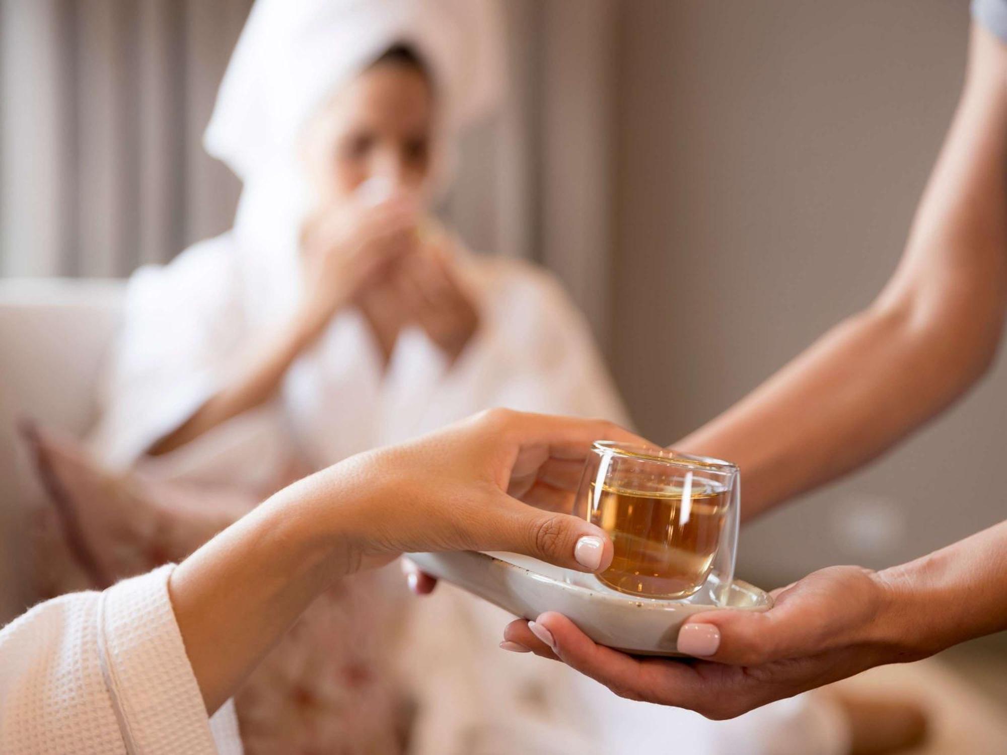 威廉英格利斯索菲特美憬酒店 沃里克农场 外观 照片 A spa attendant serving a guest